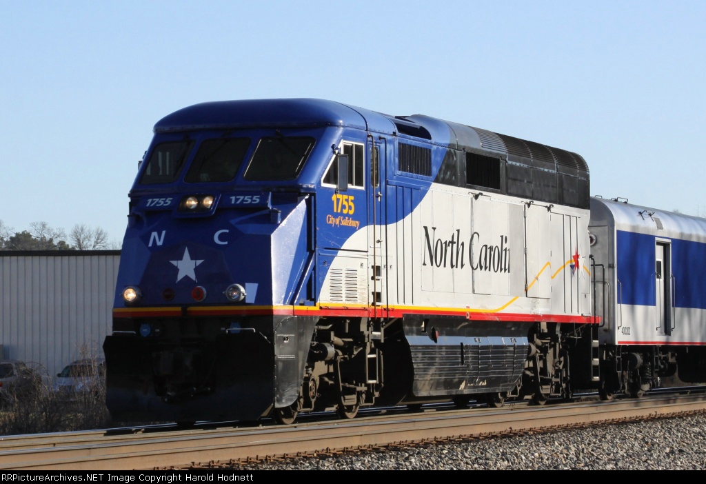 RNCX 1755 leads train 76 northbound 